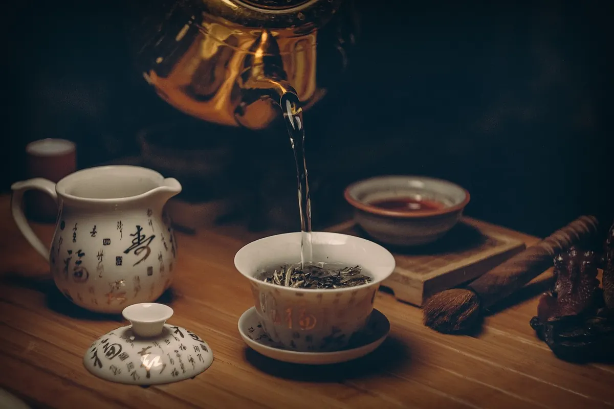 Cast Iron vs Ceramic vs Glass Teapots: A Comparison for Heat Retention, Flavor, and Care